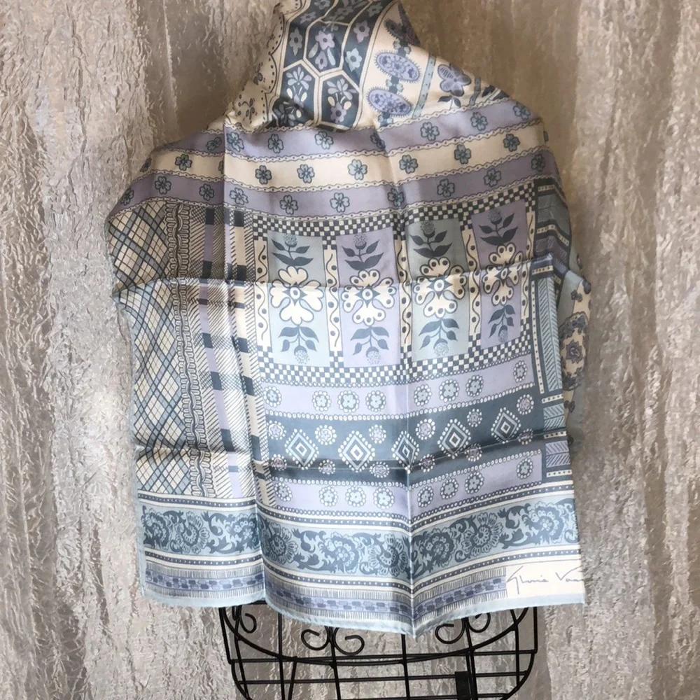 GLORIA VANDERBILT silk scarf